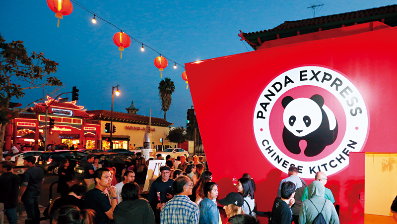 從美國洛杉磯起家的熊貓快餐，在唐人街舉辦新品試吃，吸引大批顧客排隊。